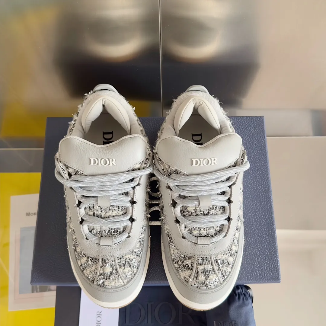 [DIOR] P: 820💰 Men's 39-44. (Male 38. 45. Customized) Dior Dior B9S series top version bread shoes casual sports shoes skate shoes original purchase development and production This new B9S skateboard sneakers are inspired by skateboarding and Dior's high-order spirit. Crafted from navy blue cotton tweed, the classic cannage pattern is reinterpreted with grained calfskin details in homage to Dior's savoir-faire. Padded tongue and technical fabric leg provide ideal comfort. Iconic details abound throughout the design, such as the Dior signature on the heel and tongue, cannage-patterned panels, and the rubber Dior Charm signature on the side inspired by the Dior logo. The rubber soles engraved with Oblique printing with a gradient effect are more refined and can add a high-end temperament to various looks. Exquisite packaging at the delivery counter🛍📦 ▪️Fabric: Original customized first-layer cowhide + tweed ▪️Inner lining: Customized breathable lining ▪️Outsole: Original open-molded anti-slip TPU material ▪️Sole thickness: 3.5CM.